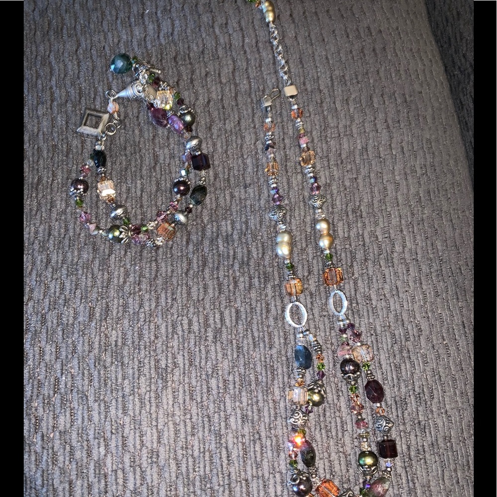 Très Jolie Necklace and bracelet set. Multi colors